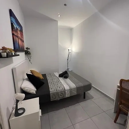 In Spacious In Center Apartment *